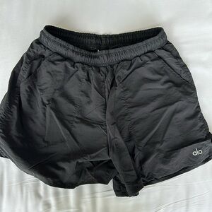 Alo Alumni Shorts in size M black